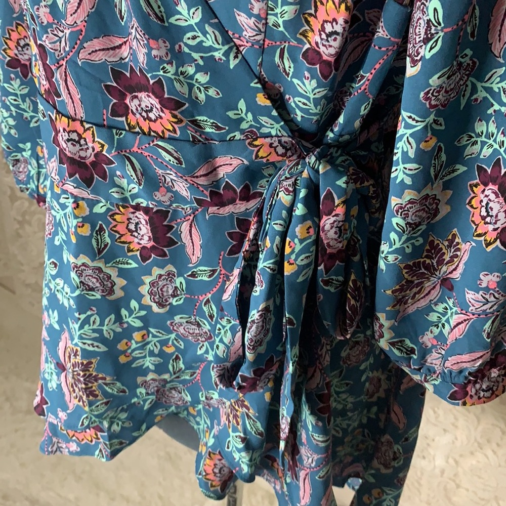 ❌SOLD❌Torrid Wrap Tunic Top Blue Floral - Picture 6 of 10